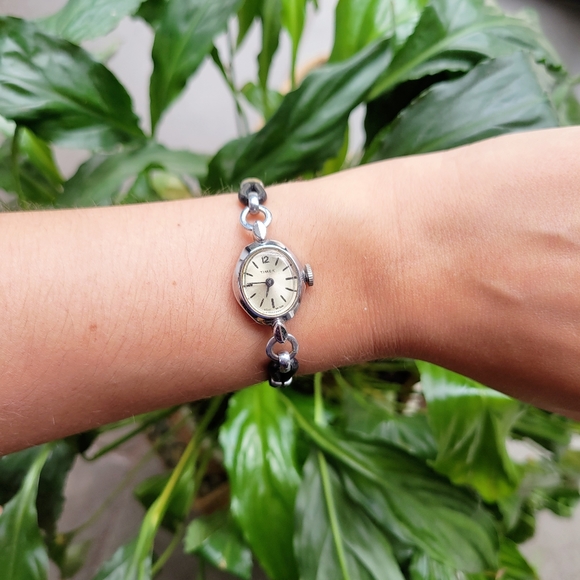 Vintage Timex Great Britain Leather Watch - Picture 4 of 9